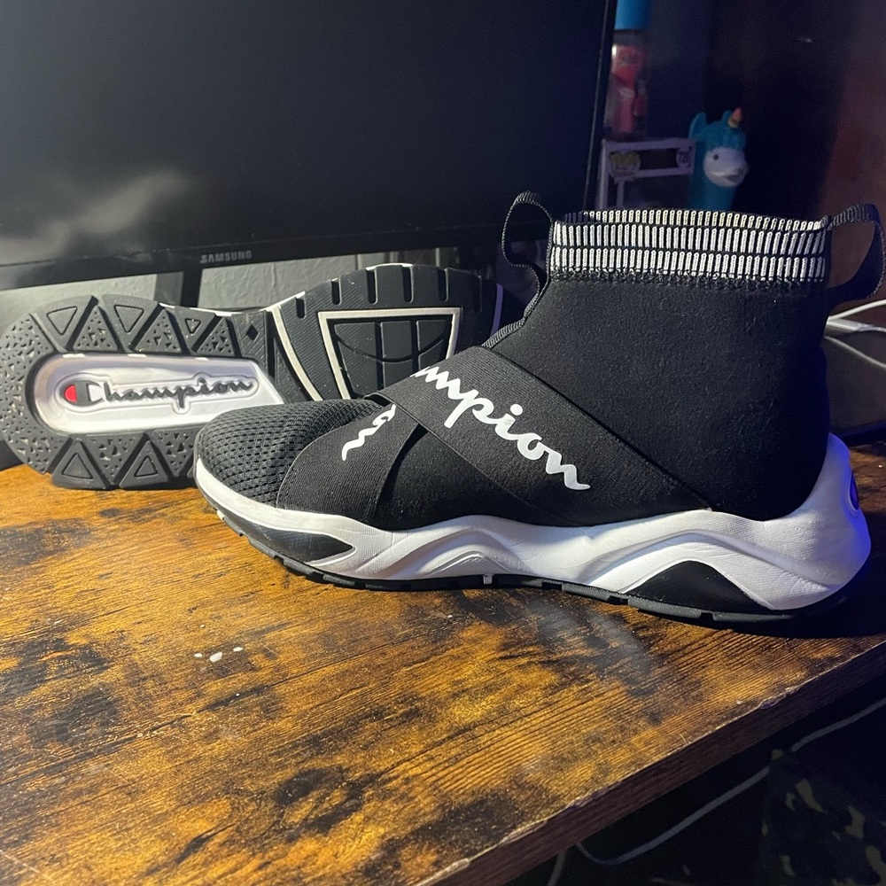 Slightly worn men’s size 10 brand is champion fit true to size very comfortable